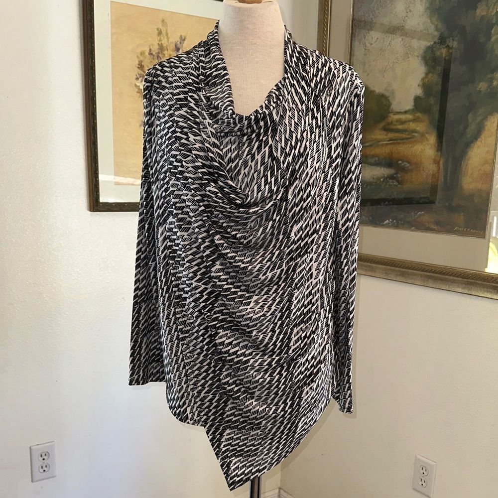 Alfani Black/White Geometric Pattern Asymmetrical Top w/ Zipper Shoulder Size M